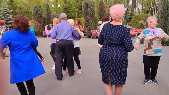ГОРИ КАЛИНЫ ЦВЕТ! ТАНЦЫ В ПАРКЕ ? ХАРЬКОВ АПРЕЛЬ 2023 UKRAINE смотреть онлайн