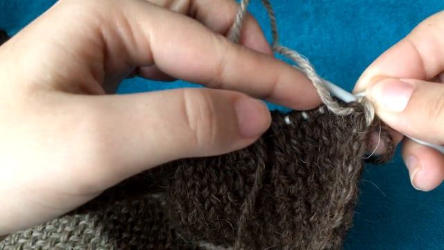 КАК ПРЯТАТЬ НИТЬ ПРИ ВЯЗАНИИ СПИЦАМИ // МЕНЯЕМ НИТЬ БЕЗ УЗЕЛКОВ ПРИ ВЯЗАНИИ смотреть онлайн