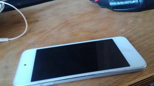 запала внутрь кнопка включения питания на устройстве Apple. возможное решение проблемы