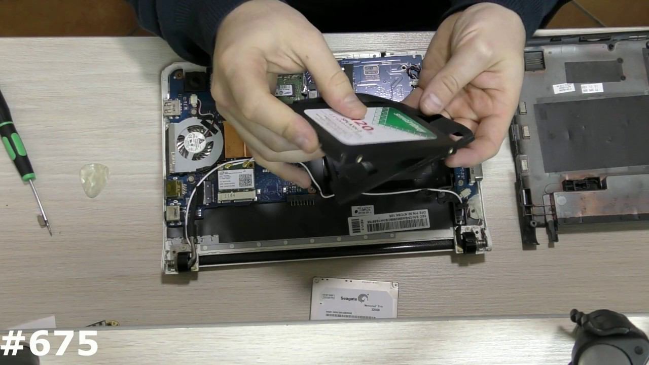 Полная разборка нетбука и установка SSD Samsung NC110 смотреть онлайн