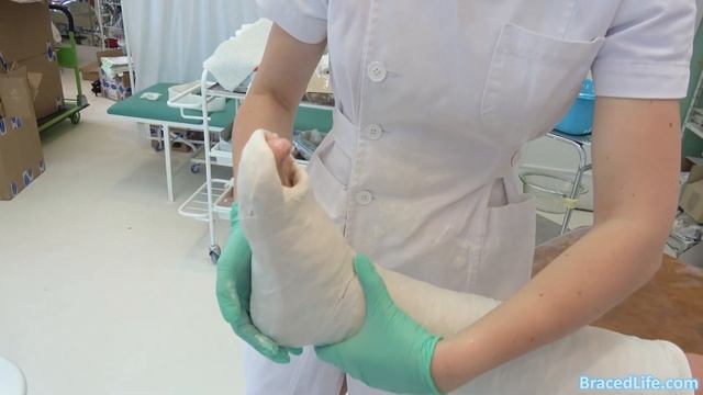 Nurse Plaster Casting Class - Lesson in a hard art of applying a plaster cast смотреть онлайн