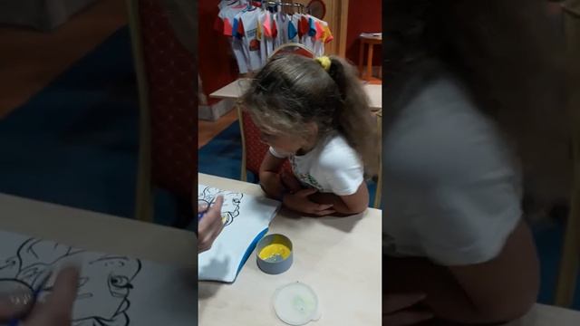Рисуют дети! Наша милота раскрашивает себе футболку! смотреть онлайн
