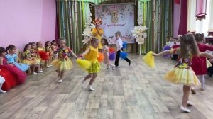 Танец с помпончиками для средней группы на 8 марта на 1 июня