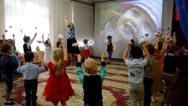 "Танец с цветочками" Евтодьевой Аллы / ср.гр/ смотреть онлайн
