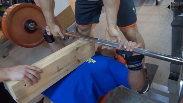 Травмы мне не помеха! Жим за 300 кг в экипировке. Павел Берлин смотреть онлайн
