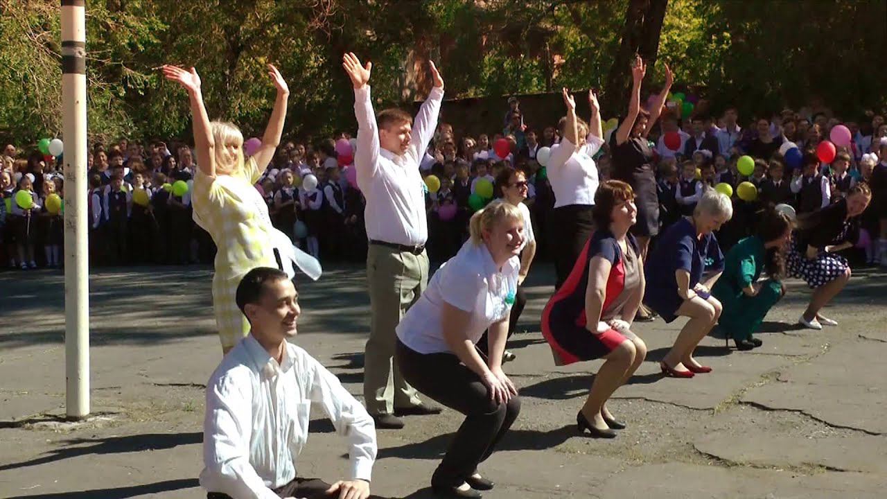 Вот это подарок ВЫПУСКНИКАМ!  FlashMob РОДИТЕЛЕЙ и УЧИТЕЛЕЙ!