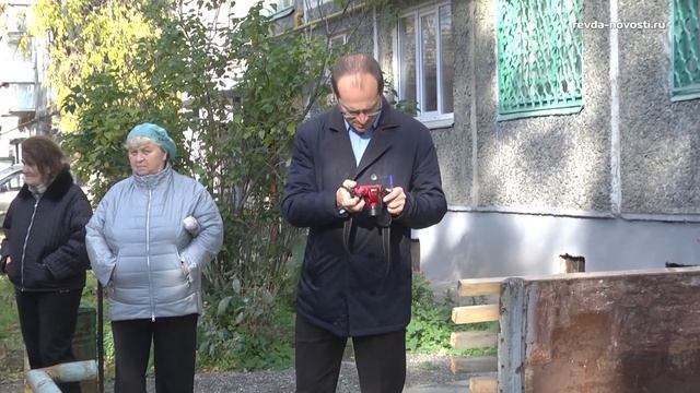 Из-за неправильного ремонта канализационных сетей два дома в Ревде топит нечистотами смотреть онлайн