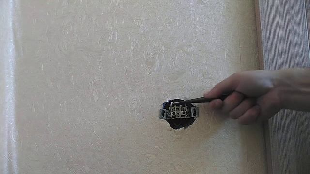 Как защитить детей от розетки_ смотреть онлайн