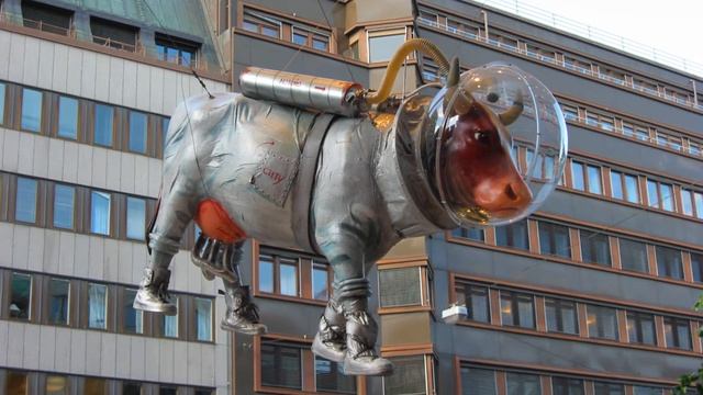 Скульптура Корова в скафандре. Стокгольм, Швеция. смотреть онлайн
