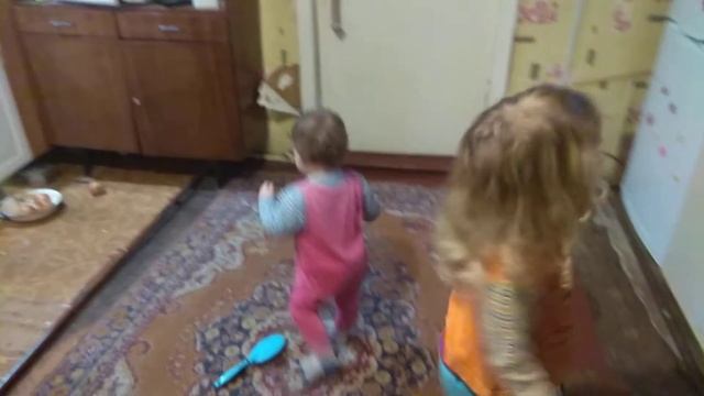 Малышки танцуют под заводную музыку, даже бросили разорять тумбочки смотреть онлайн