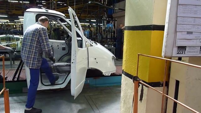 Наклейка лобового стекла на заводе ГАЗ. смотреть онлайн