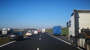 Как пропускают скорую помощь в Польше! Европа!