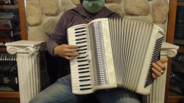 6072 - Cream Salanti Piano Accordion LM 41 120 $499 смотреть онлайн