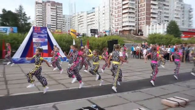День Российского флага у ДК"Дружба". г.Усть-Илимск 22.08.2019г. смотреть онлайн
