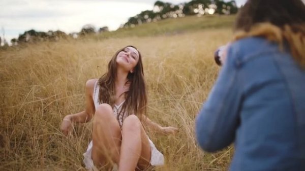 Outdoor Photoshoot Behind the Scenes with Natural Posing