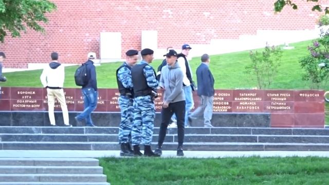 Меня вырубил ПОЛИЦЕЙСКИЙ ! / ЖЕСТОКИЙ ПРАНК НАД ПОЛИЦИЕЙ ! смотреть онлайн
