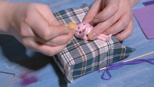 Миниатюрная игрушка из шерсти. Сухое валяние. смотреть онлайн