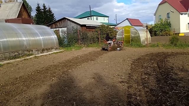 Фрезы вместо колес, мотоблок Воткинск (мб 6981) с пахотно ездовым модулем 3 смотреть онлайн