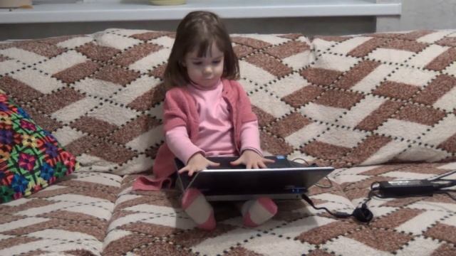 Милашка за компьютером Milana at the computer Дети Ноут Развлечения смотреть онлайн