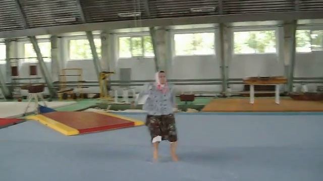 Бабка взяла палку и прыгает сальто Такого я еще не видел... смотреть онлайн