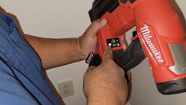 Milwaukee 18 Gauge Brad Nailer #2746-20 смотреть онлайн