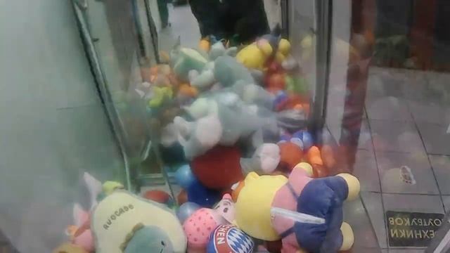 Выиграл огромного кролика в ужасном автомате-хватайке!!! смотреть онлайн