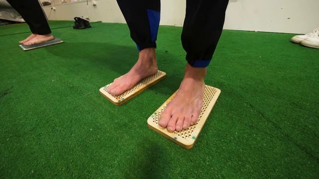 Кто ДОЛЬШЕ ПРОСТОИТ на ГВОЗДЯХ Получит 100000 РУБЛЕЙ! смотреть онлайн