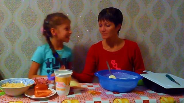 Эвелина и мама делаем самую вкусную пиццу смотреть онлайн