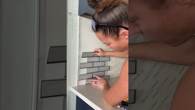 Tile backsplash without Thinset! Using Mussel bound adhesive! #backsplash #tilebacksplash смотреть онлайн