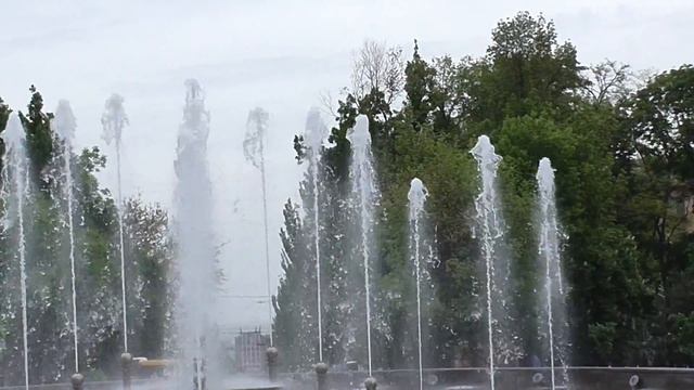Влюбленные в Мариуполь.Центральный сквер. смотреть онлайн