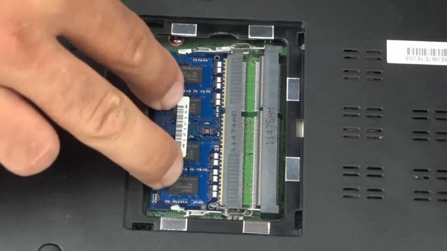 Toshiba Série Tecra R950: Remplacement d'un module mémoire смотреть онлайн