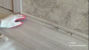 Как подрезать плинтус после установки двери