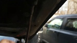 замена амортизаторов капота авто \replacement of car hood shock absorbers