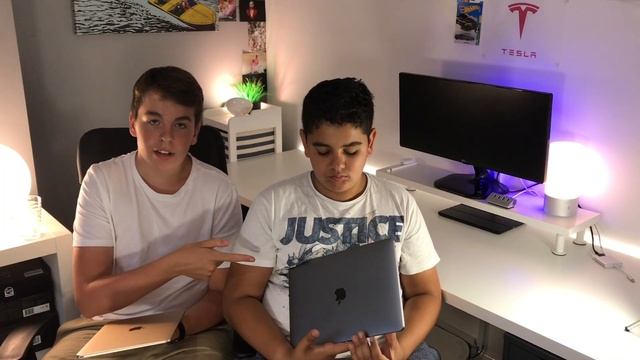 MACBOOK PRO 2016 VS THE MACBOOK 2016 смотреть онлайн
