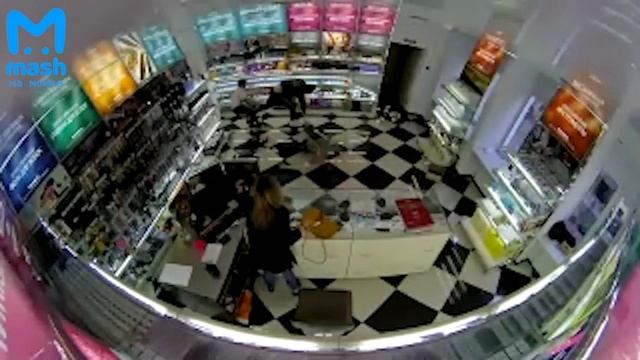 iVBG.ru: некий Андрей жестоко избил мастера и клиента парикмахерской в Петербурге смотреть онлайн