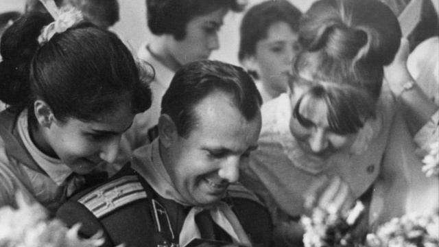 ЮАО, район Чертаново Южное. Сердечно и горячо поздравляем всех москвичей с Днем Космонавтики! смотреть онлайн