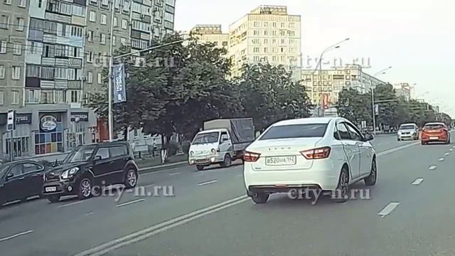Голову напекло? По Новокузнецку гоняет неадекватный водитель смотреть онлайн