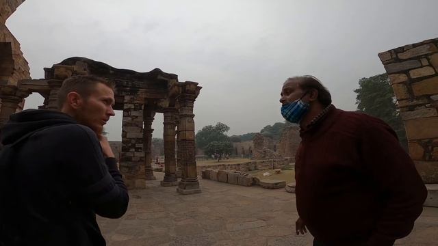 Интересная экскурсия Кутб - Минар в Дели. Экскурсовод показывает секретные штучки смотреть онлайн