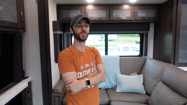TOY HAULER CONVERSION - Momentum 395MS Mobile Office & Kid Room Tour! смотреть онлайн