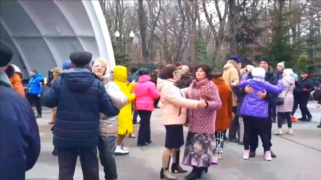 ПОТАНЦУЙ СО МНОЙ! 23.12.2023 ЛЕОНИД ТАНЦУЕТ С ВНУЧКОЙ И ВНУКОМ ХАРЬКОВ ТАНЦЫ смотреть онлайн