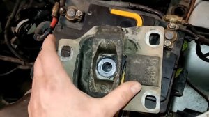 Замена левой опоры кпп ford focus1