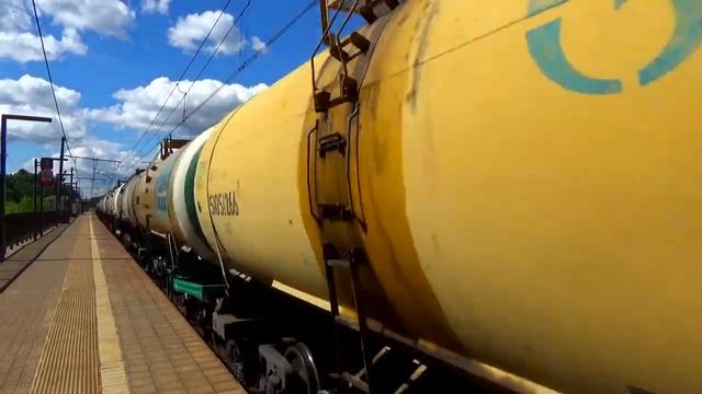 "Гость из Волховстроя на Рижском ходу!" Электровоз ВЛ10У-585 с небольшим грузовым поездом смотреть онлайн