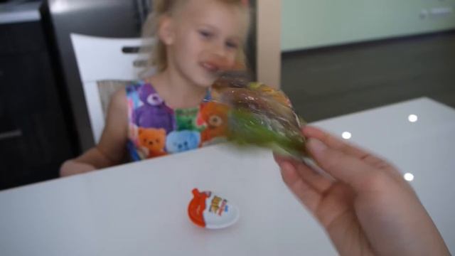 ✿ Giant balloons with surprises. Огромные воздушные шары с сюрпризами / Katya Toys TV смотреть онлайн