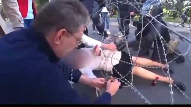 Мотоциклисты ГАИ въехали в колючую проволоку. Та порвалась, обмотав женщину смотреть онлайн