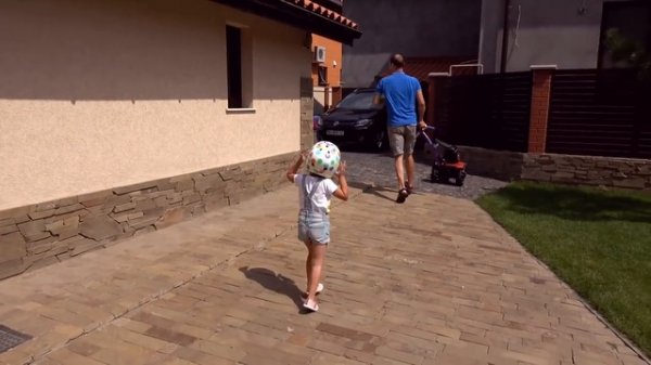 Балансир и супер шлем M-cro Катя учится ездить на беговеле Катаемся на велобеге 