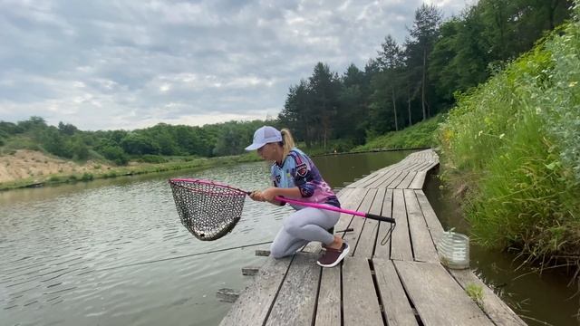 Наловила крупной ЩУКИ в жару! Рыбалка на щуку летом! смотреть онлайн