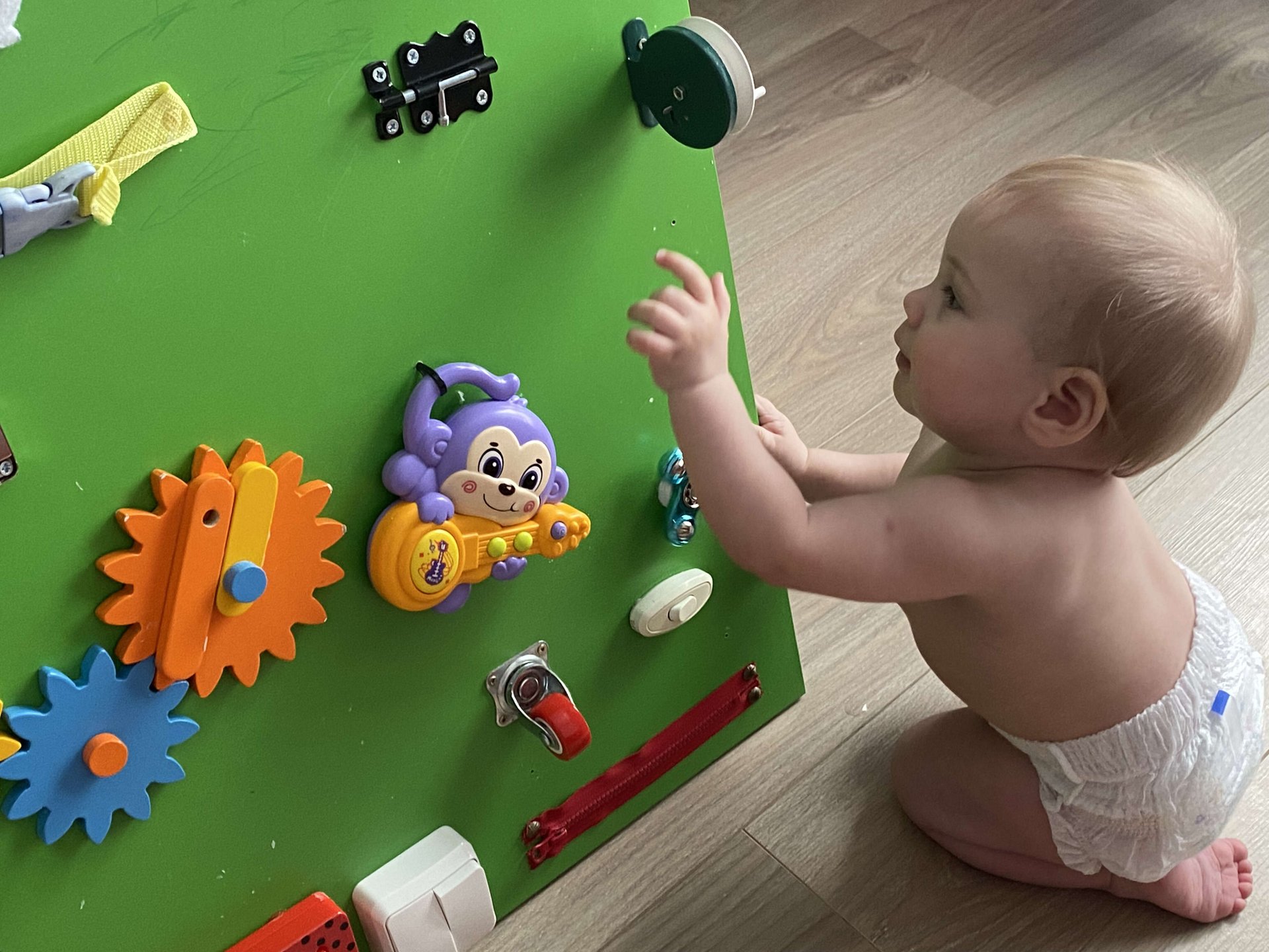 Как сделать бизиборд для ребенка своими руками смотреть онлайн