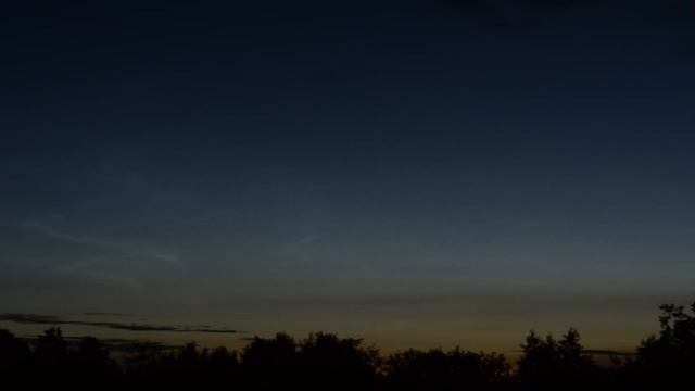 Луна, Венера и серебристые облака. Живое видео смотреть онлайн