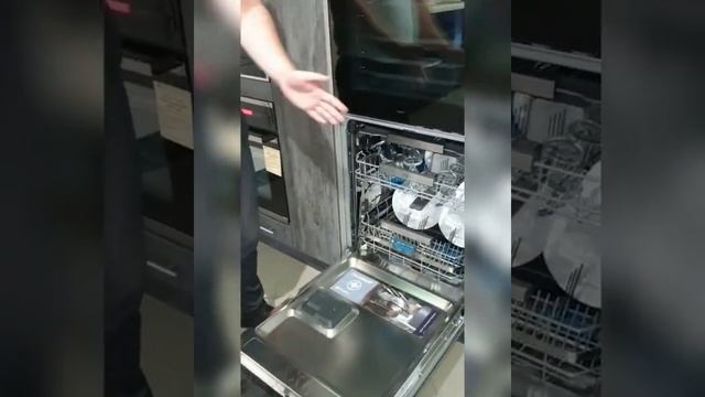 ?Первая в мире посудомоечная машина Electrolux, облегчающая загрузку и разгрузку нижней корзины смотреть онлайн