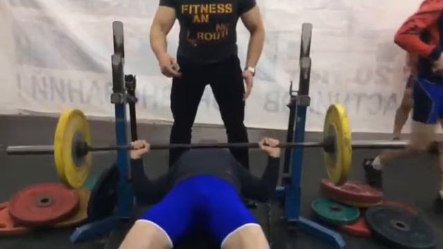 Разминка на соревнованиях по жиму лежа смотреть онлайн